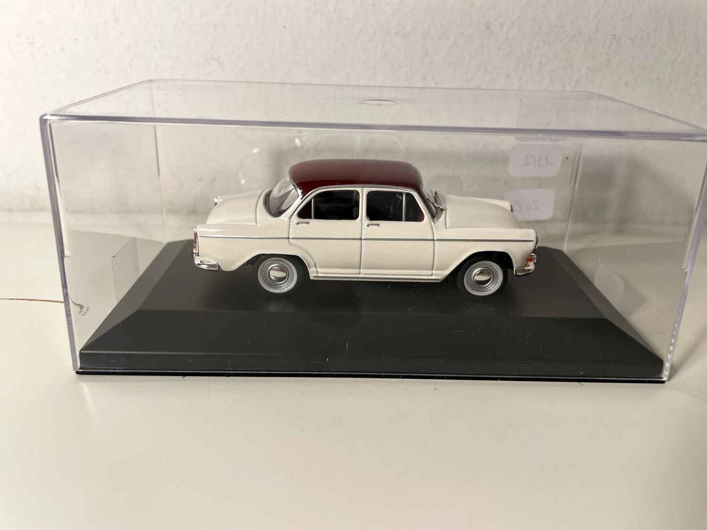 Simca P60 blanche (blanc cassé) et toit bordeaux de 1962 (voiture rajoutée sur un socle)