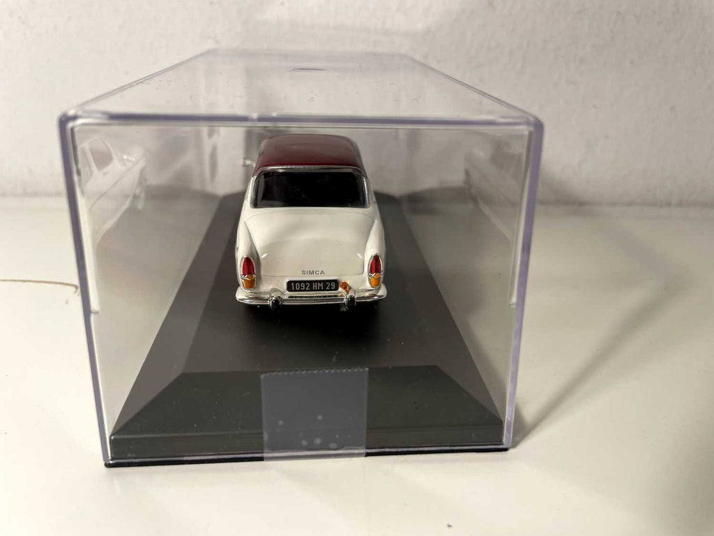 Simca P60 blanche (blanc cassé) et toit bordeaux de 1962 (voiture rajoutée sur un socle)