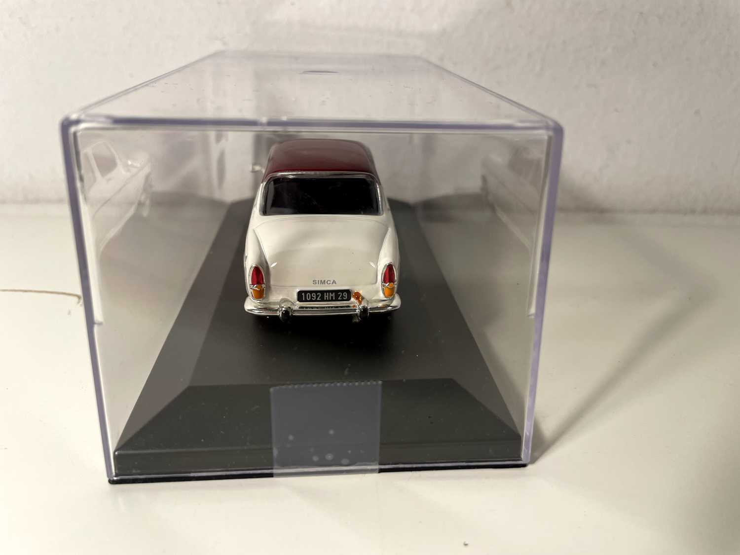 Simca P60 blanche (blanc cassé) et toit bordeaux de 1962 (voiture rajoutée sur un socle)
