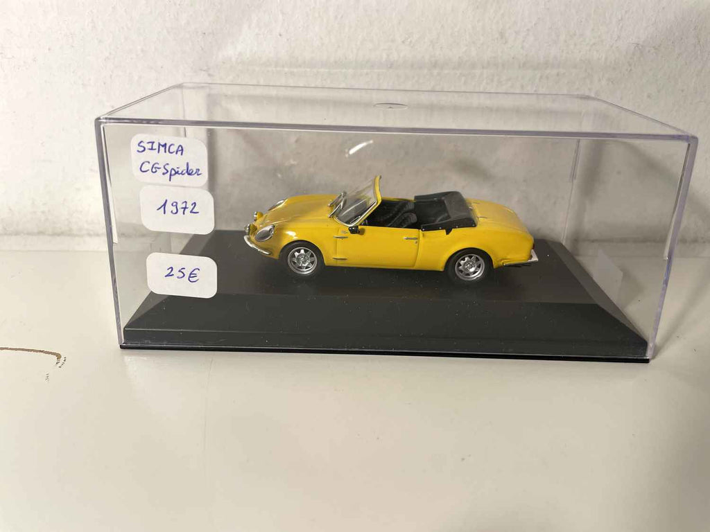 Simca CG Spider jaune de 1972 (voiture rajoutée sur un socle)