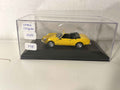 Simca CG Spider jaune de 1972 (voiture rajoutée sur un socle)