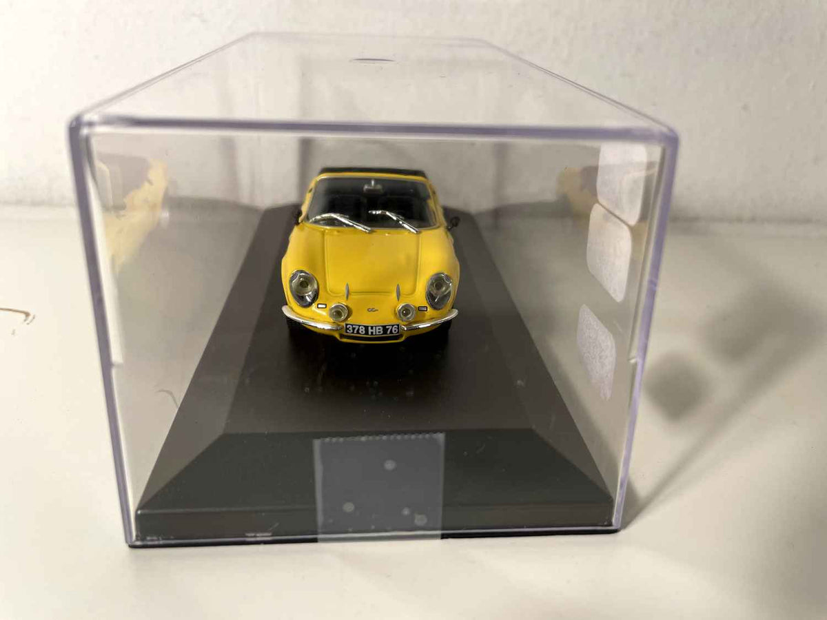 Simca CG Spider jaune de 1972 (voiture rajoutée sur un socle)
