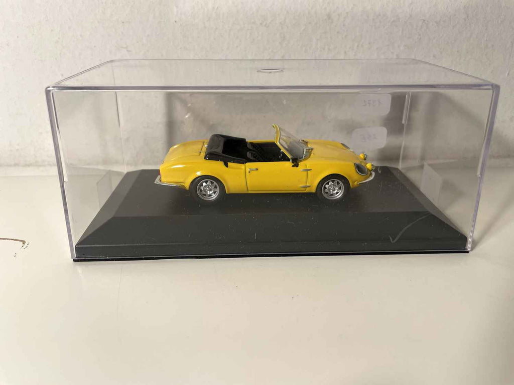 Simca CG Spider jaune de 1972 (voiture rajoutée sur un socle)