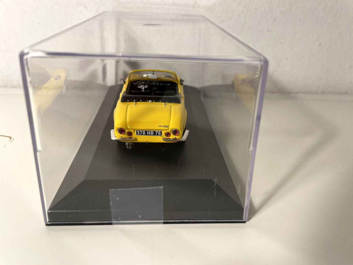 Simca CG Spider jaune de 1972 (voiture rajoutée sur un socle)