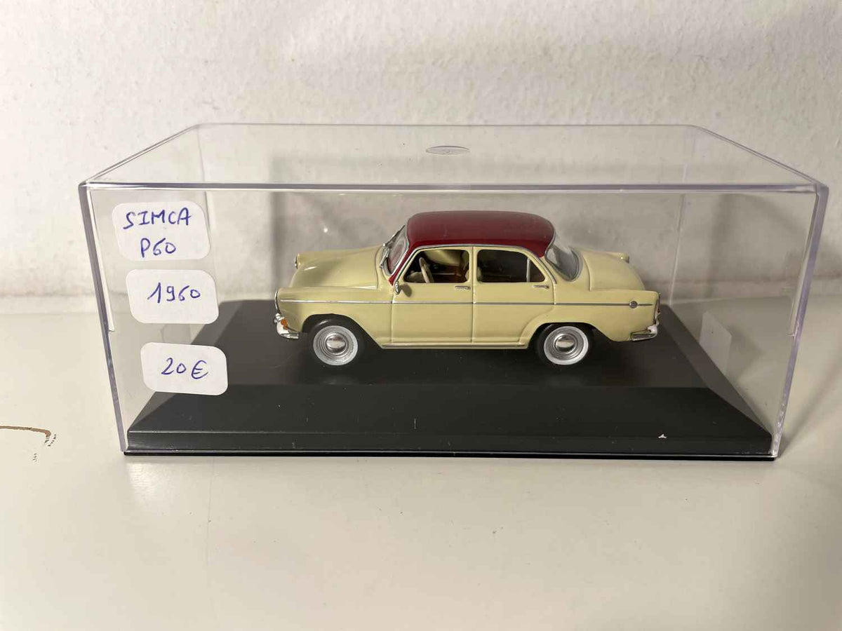 Simca P60 beige et toit bordeaux (voiture rajoutée sur socle)