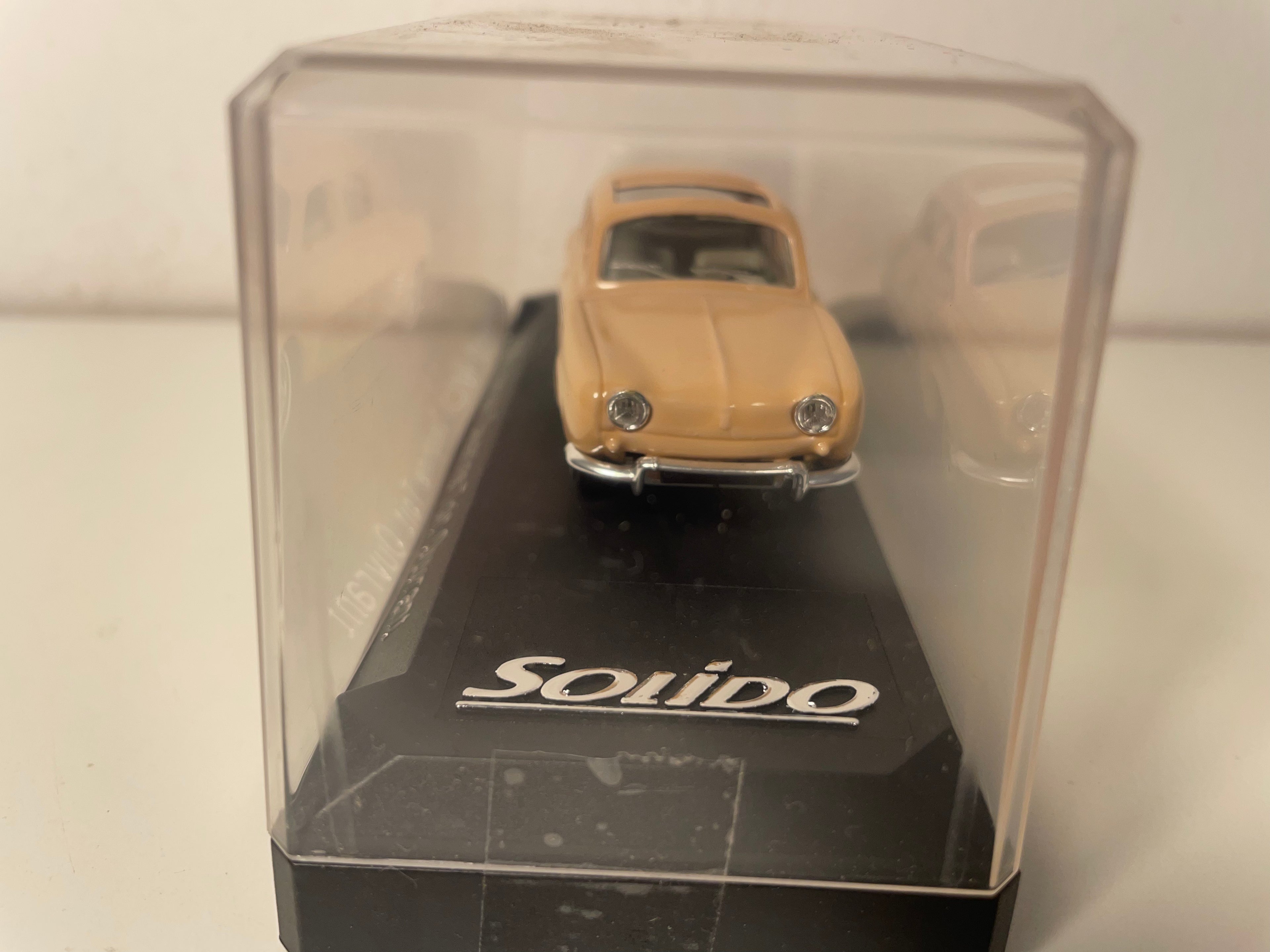 Renault Dauphine mat hellbraunem Schiebedach (mat Kartongskëscht) Solido Referenz 4542