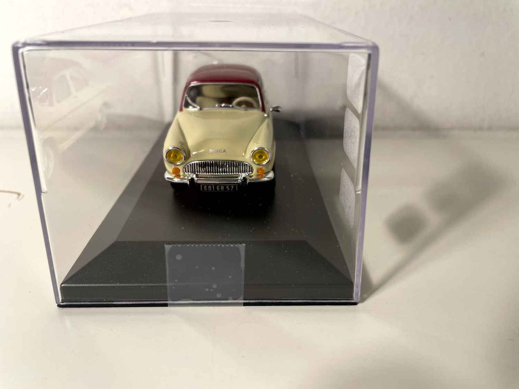 Simca P60 beige et toit bordeaux (voiture rajoutée sur socle)