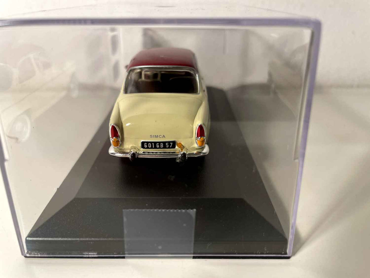 Simca P60 beige et toit bordeaux (voiture rajoutée sur socle)