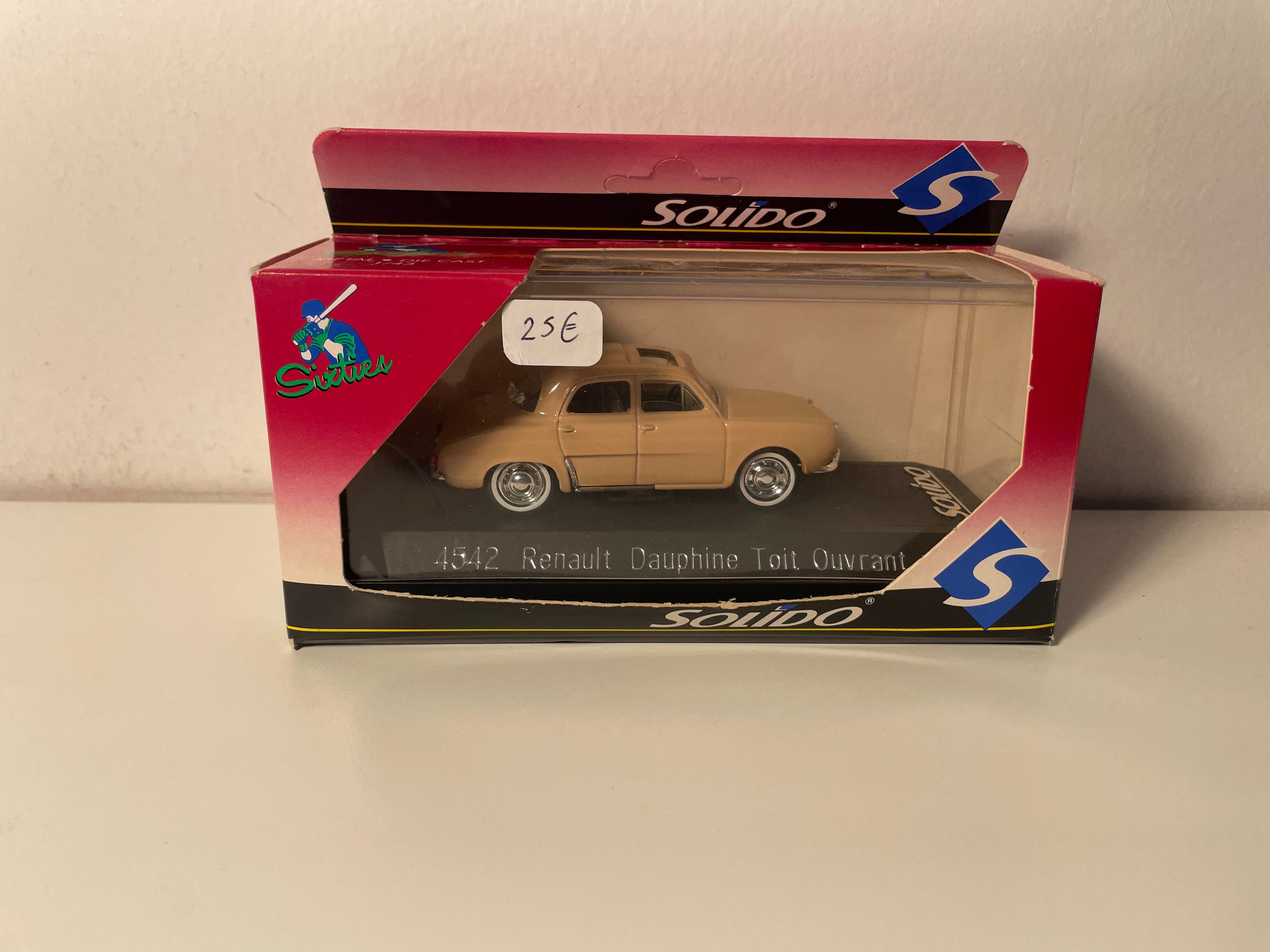 Renault Dauphine mat hellbraunem Schiebedach (mat Kartongskëscht) Solido Referenz 4542