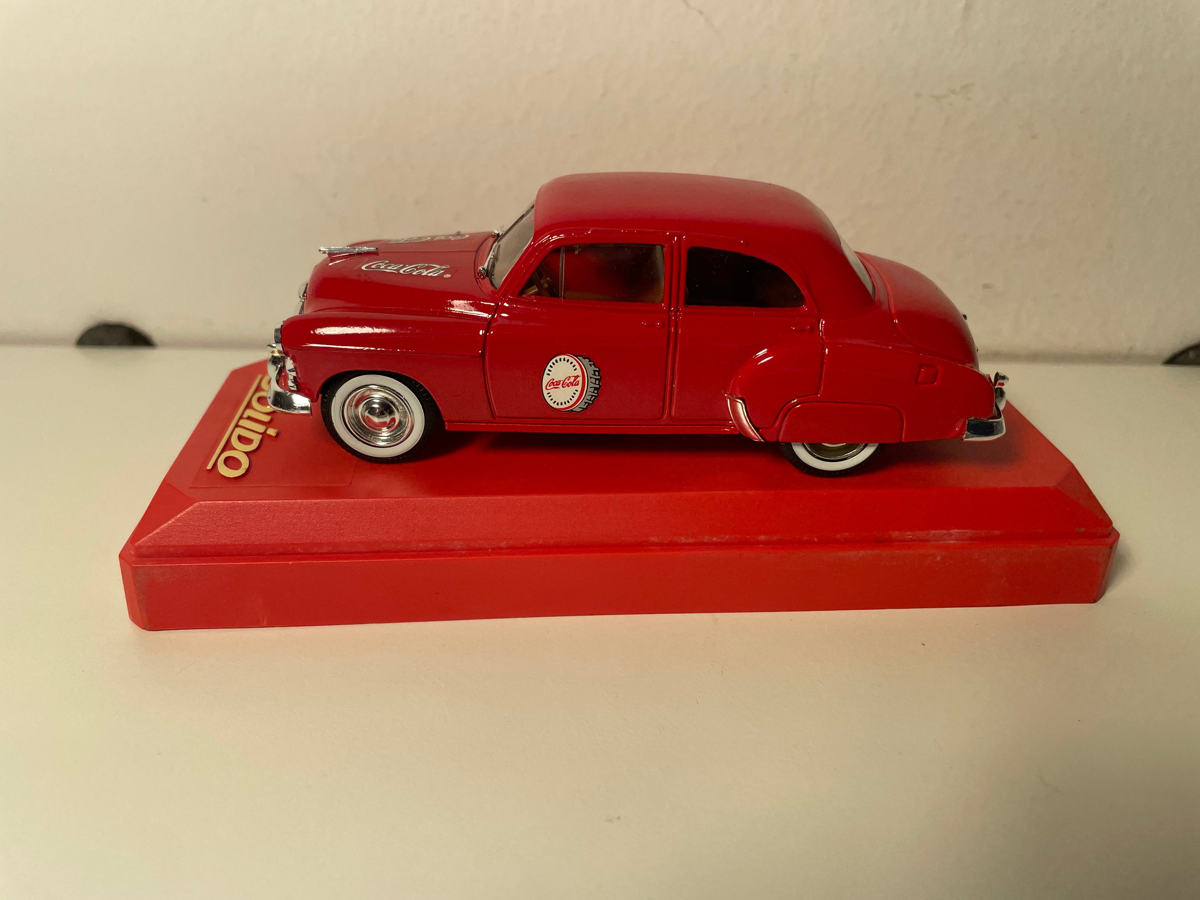 Chevrolet Sedán rojo con publicidad de COCA-COLA (Solido)