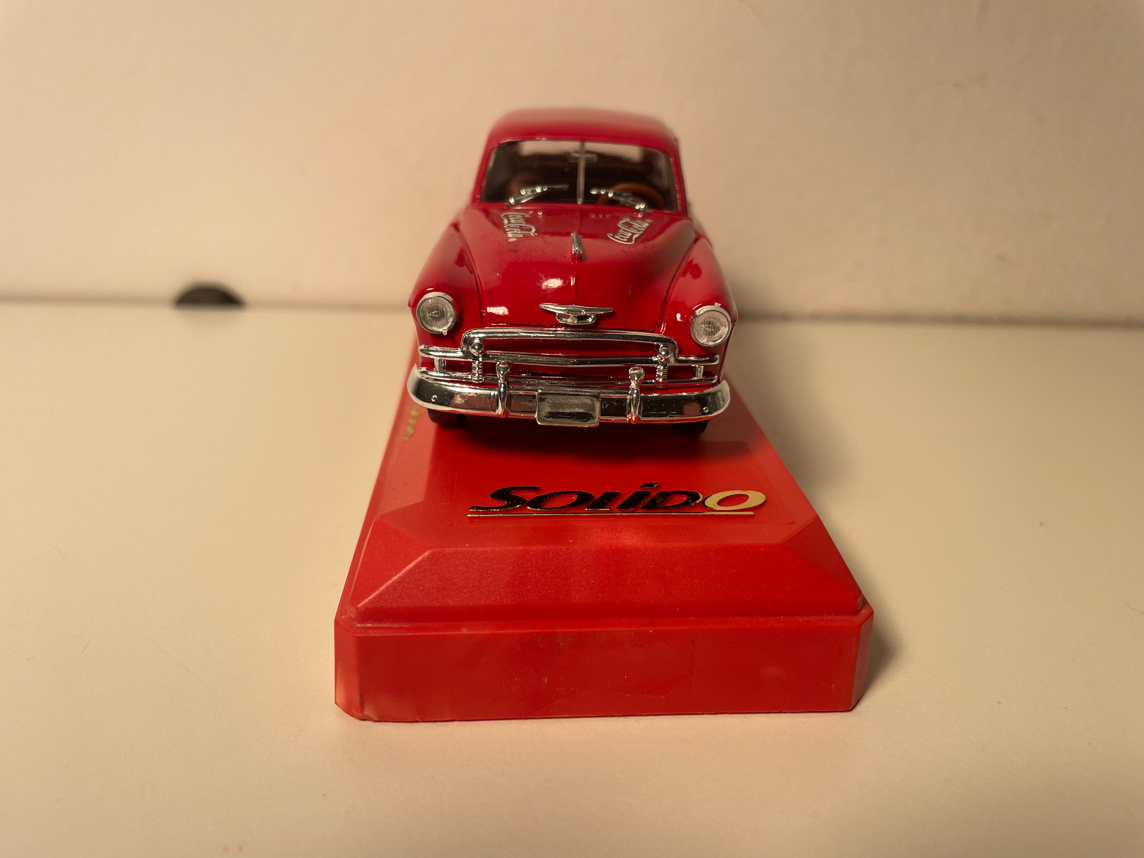 Chevrolet Sedán rojo con publicidad de COCA-COLA (Solido)