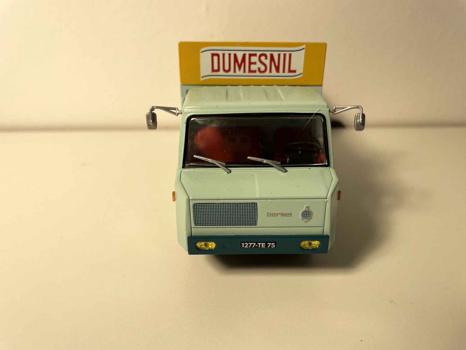 Camion Berliet Tékel bleu pâle transport de boissons (avec bister et avec carton)