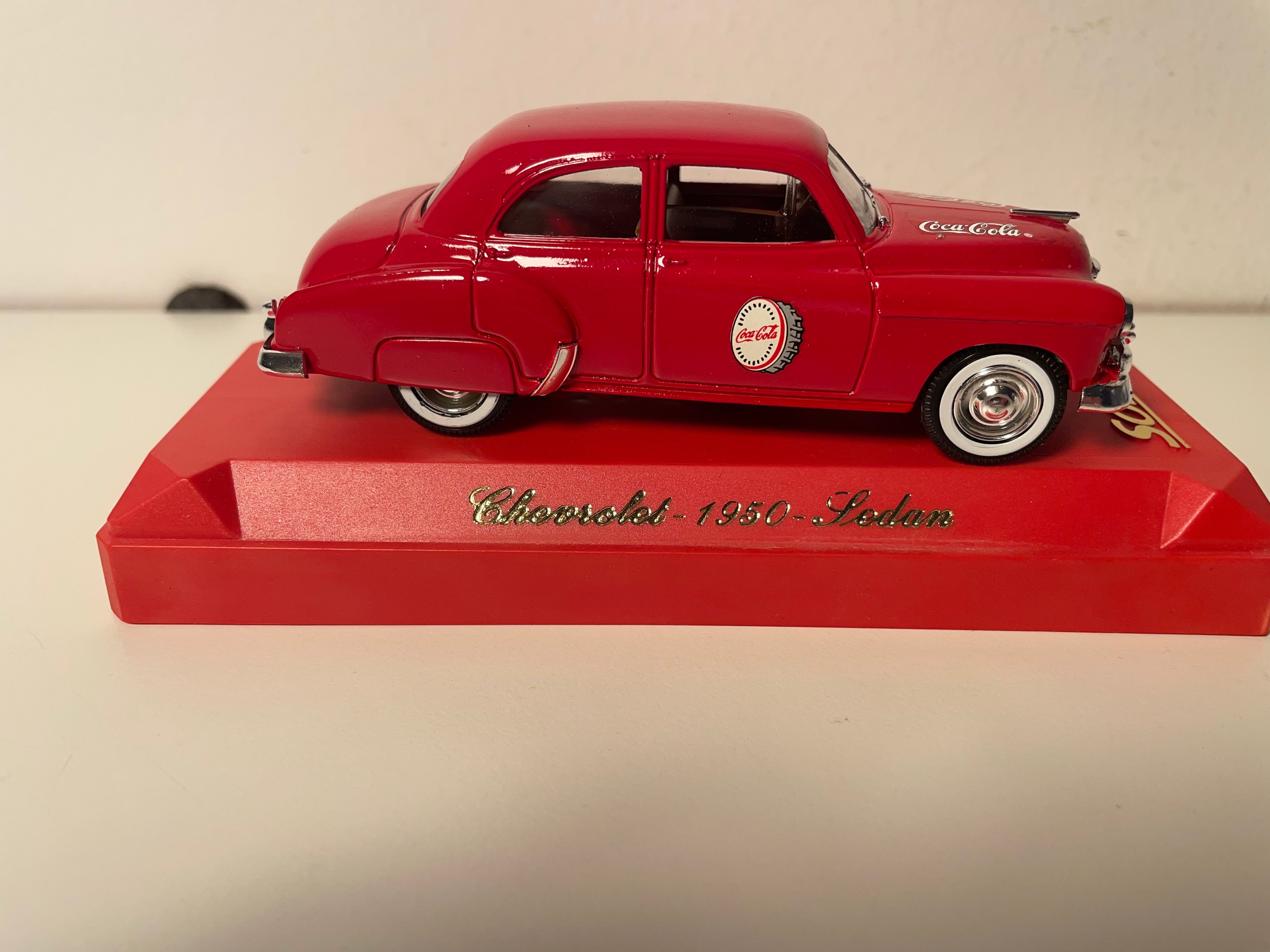 Chevrolet Sedán rojo con publicidad de COCA-COLA (Solido)