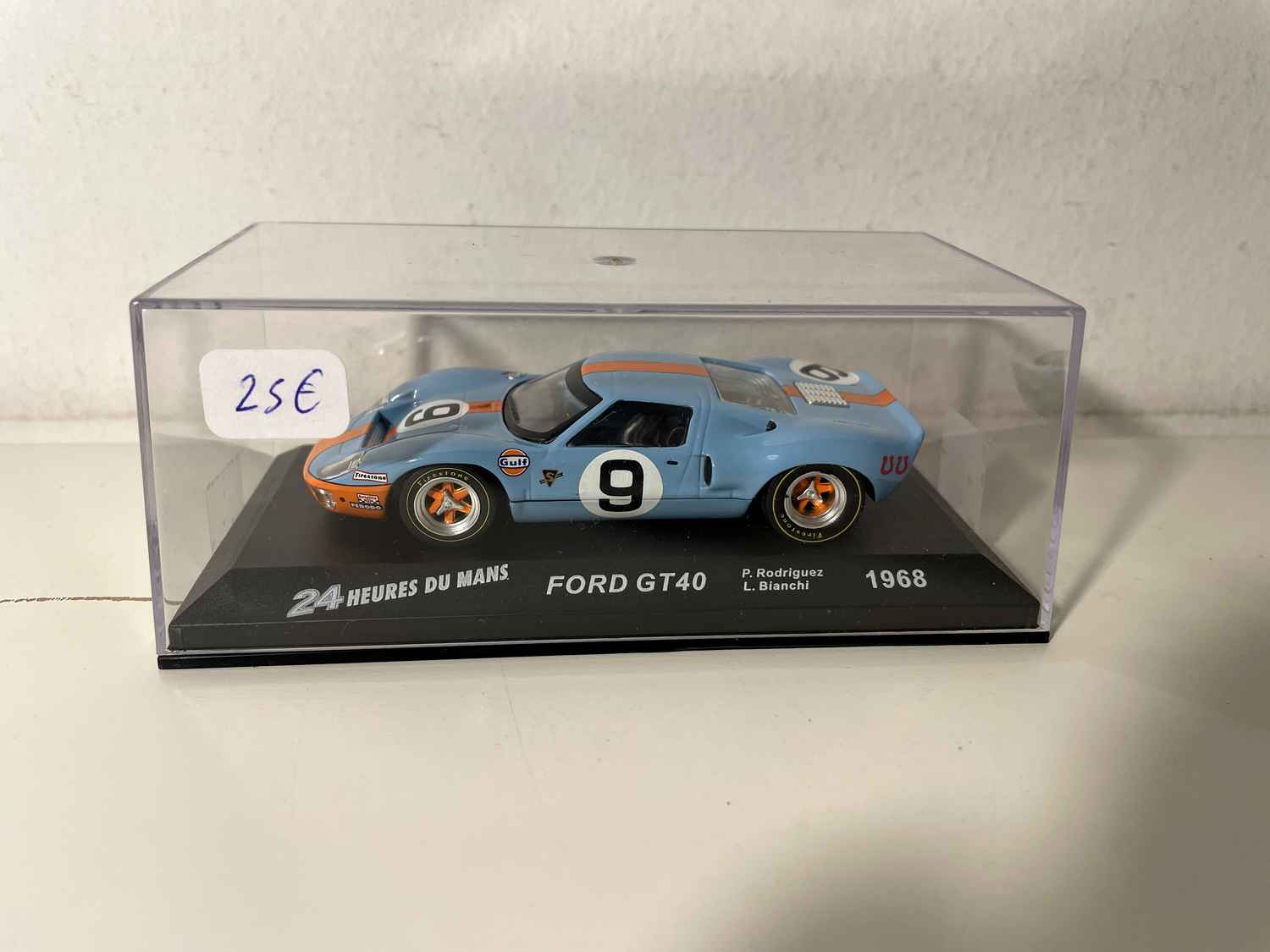 Ford GT40 bleue et orange (couleurs de GULF) numéro 9 - 24 heures du Mans de 1968