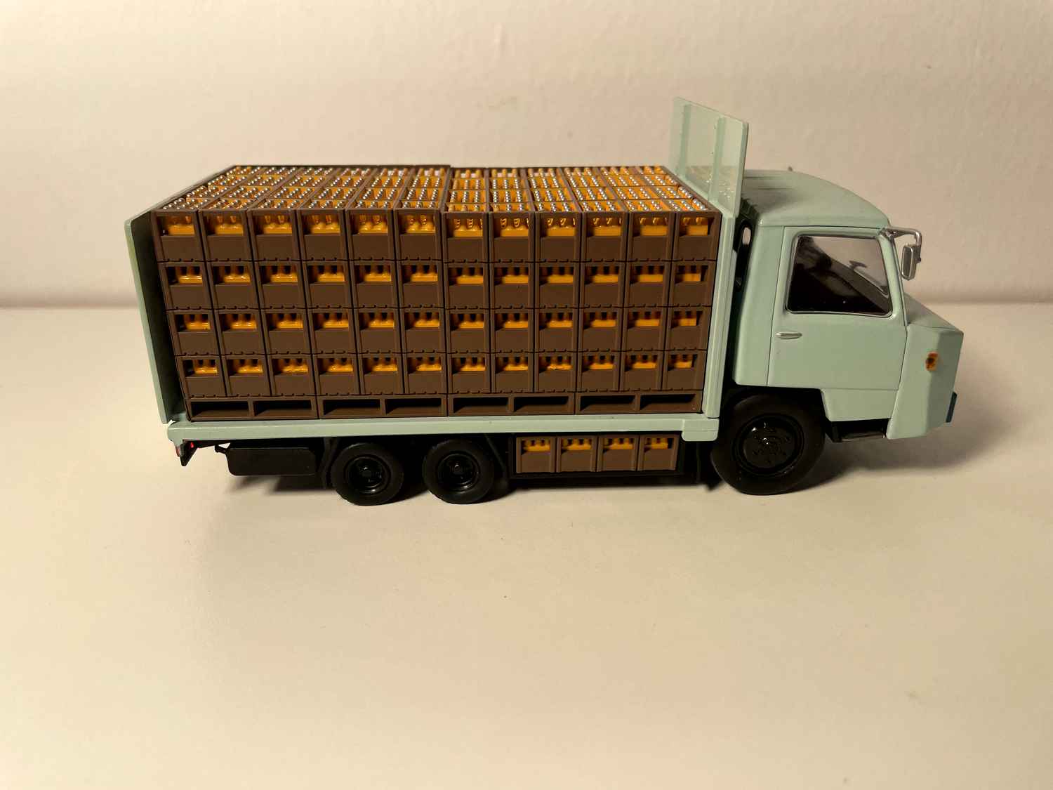 Camion Berliet Tékel bleu pâle transport de boissons (avec bister et avec carton)
