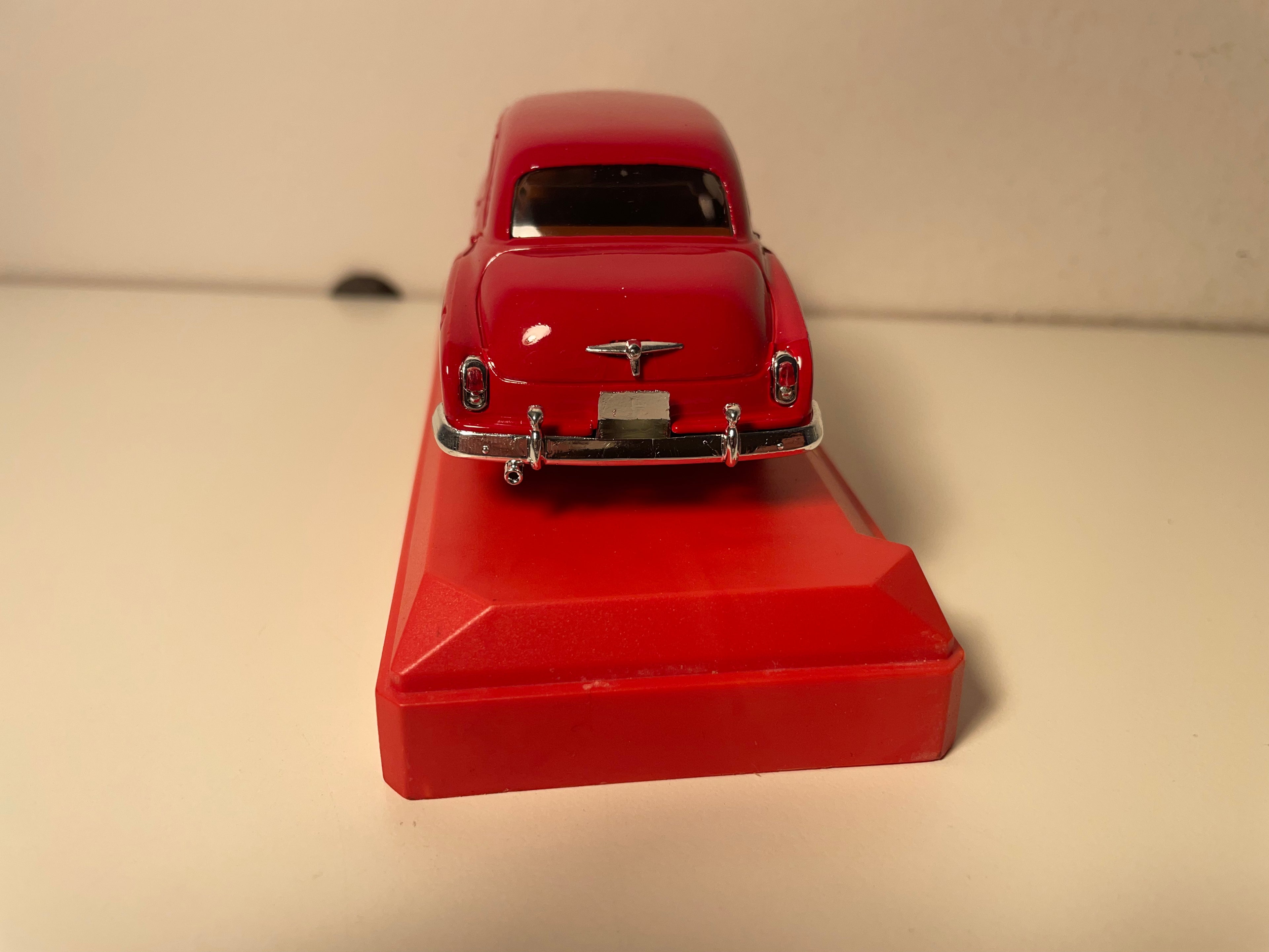 Chevrolet Sedán rojo con publicidad de COCA-COLA (Solido)