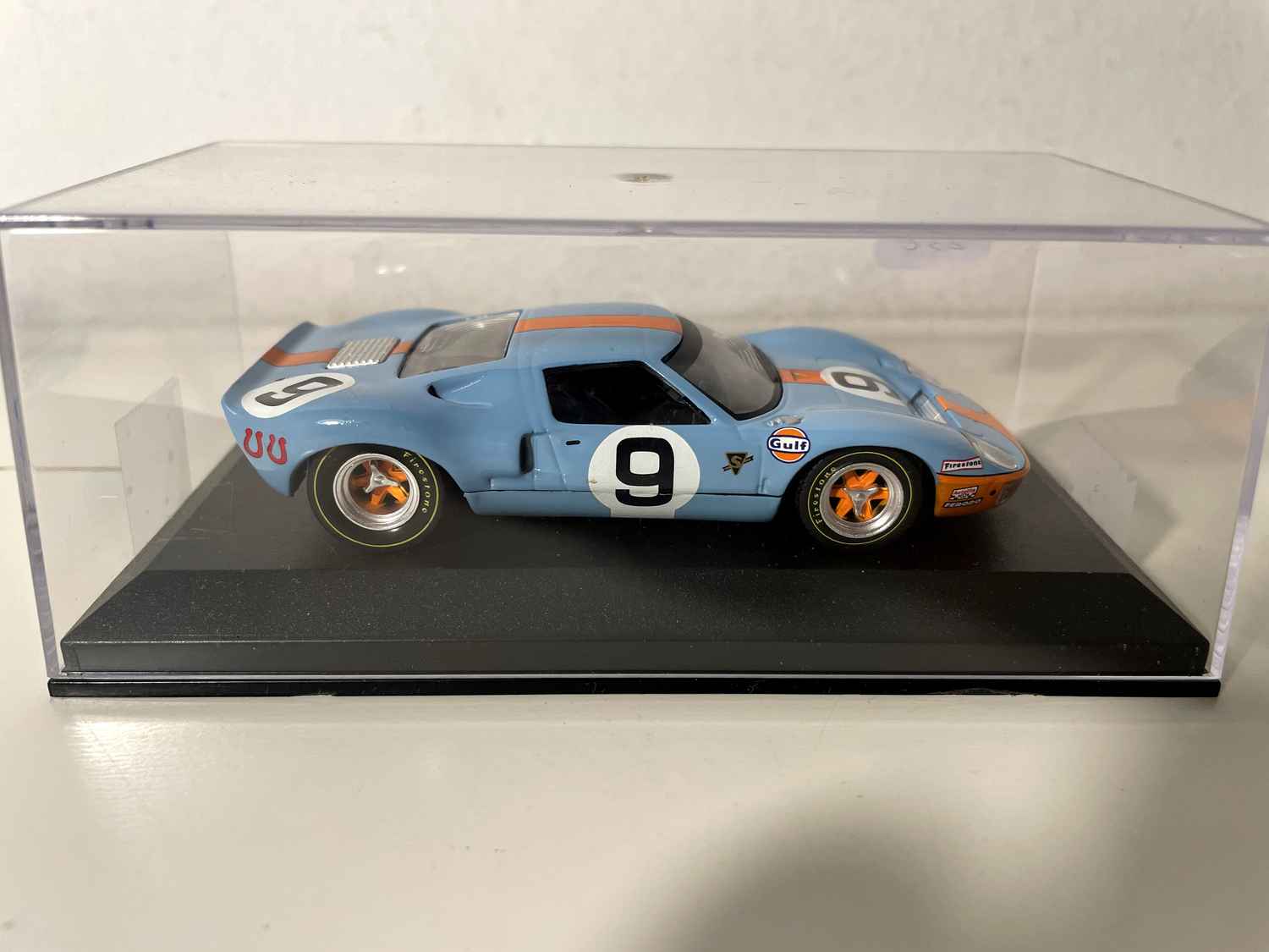 Ford GT40 bleue et orange (couleurs de GULF) numéro 9 - 24 heures du Mans de 1968