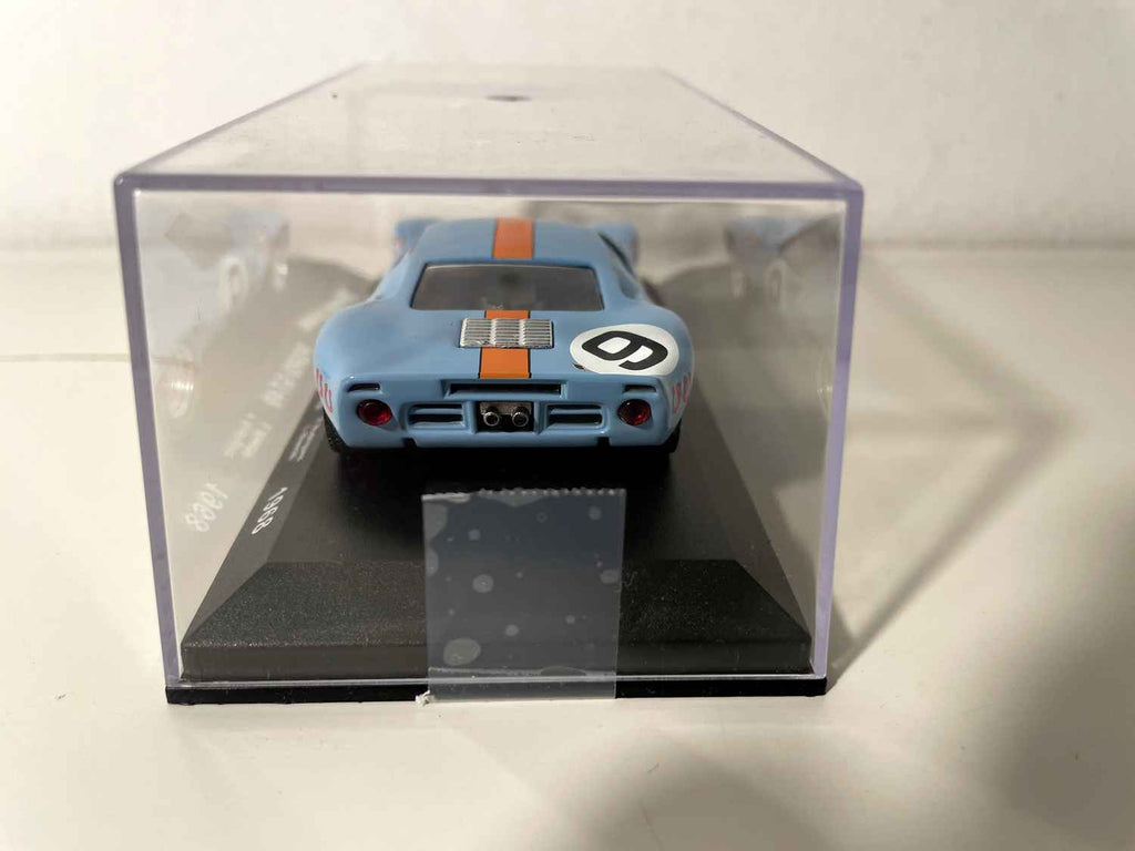 Ford GT40 bleue et orange (couleurs de GULF) numéro 9 - 24 heures du Mans de 1968