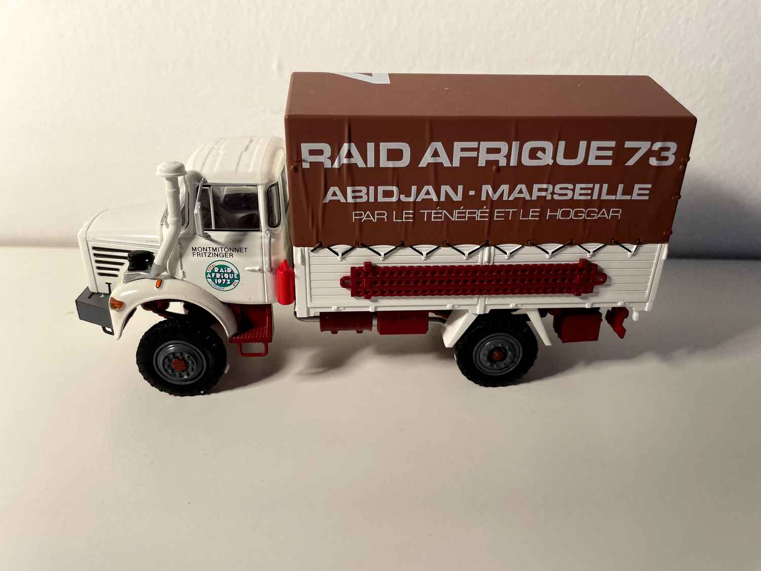 Camion Berliet L 64 8/R 4x4 blanc et bâche marron - raid Afrique 73