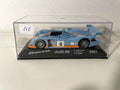 Audi R8 bleue et orange (couleurs de GULF) numéro 4 - 24 heures du Mans de 2001