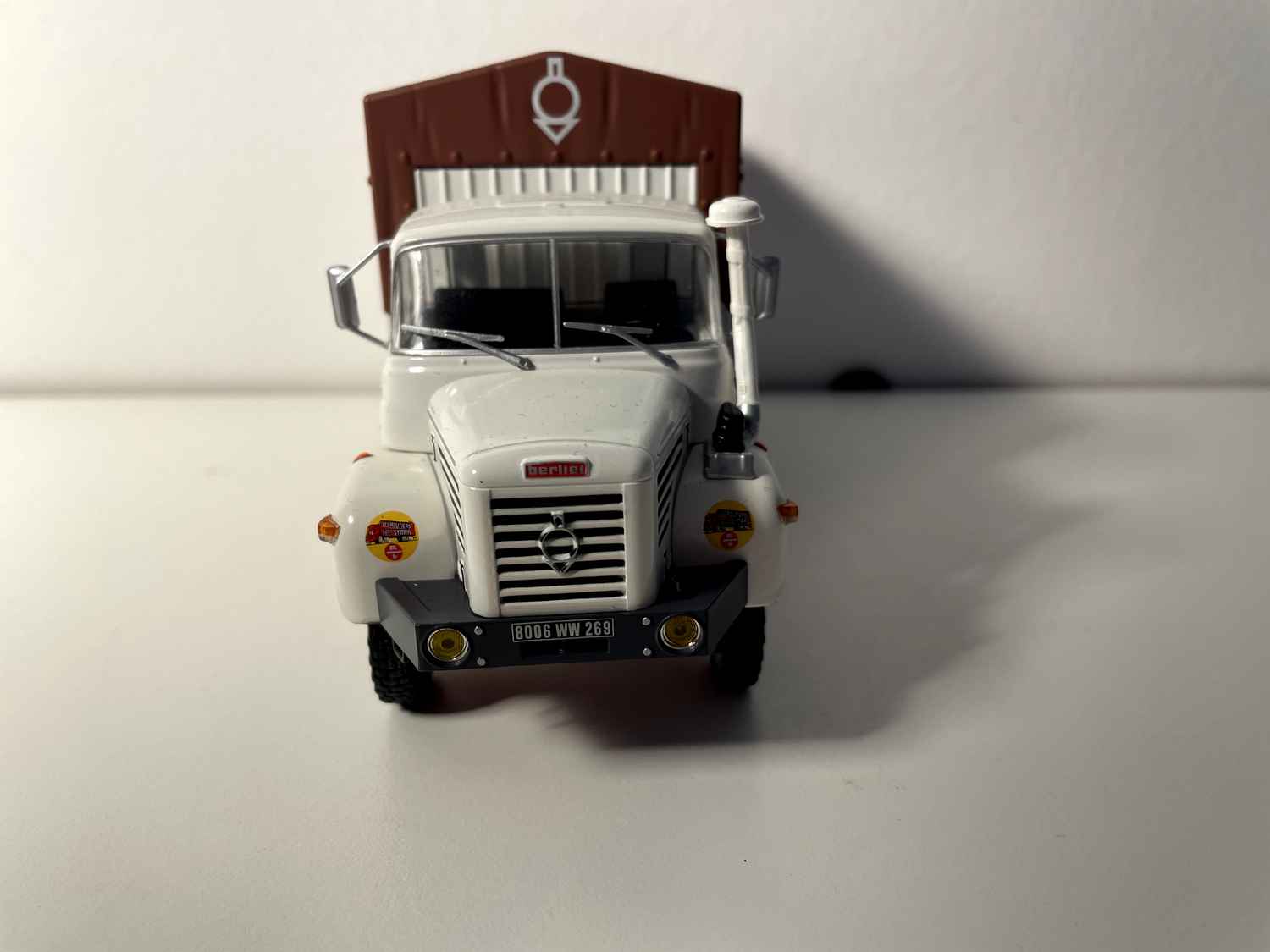 Camion Berliet L 64 8/R 4x4 blanc et bâche marron - raid Afrique 73