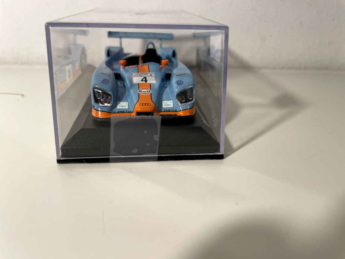 Audi R8 bleue et orange (couleurs de GULF) numéro 4 - 24 heures du Mans de 2001