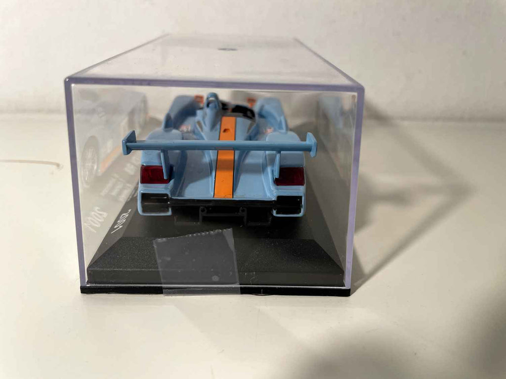 Audi R8 bleue et orange (couleurs de GULF) numéro 4 - 24 heures du Mans de 2001