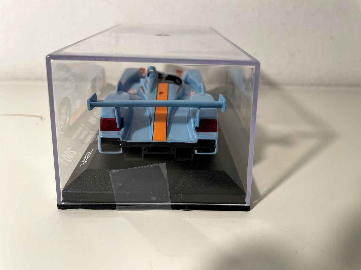 Audi R8 bleue et orange (couleurs de GULF) numéro 4 - 24 heures du Mans de 2001