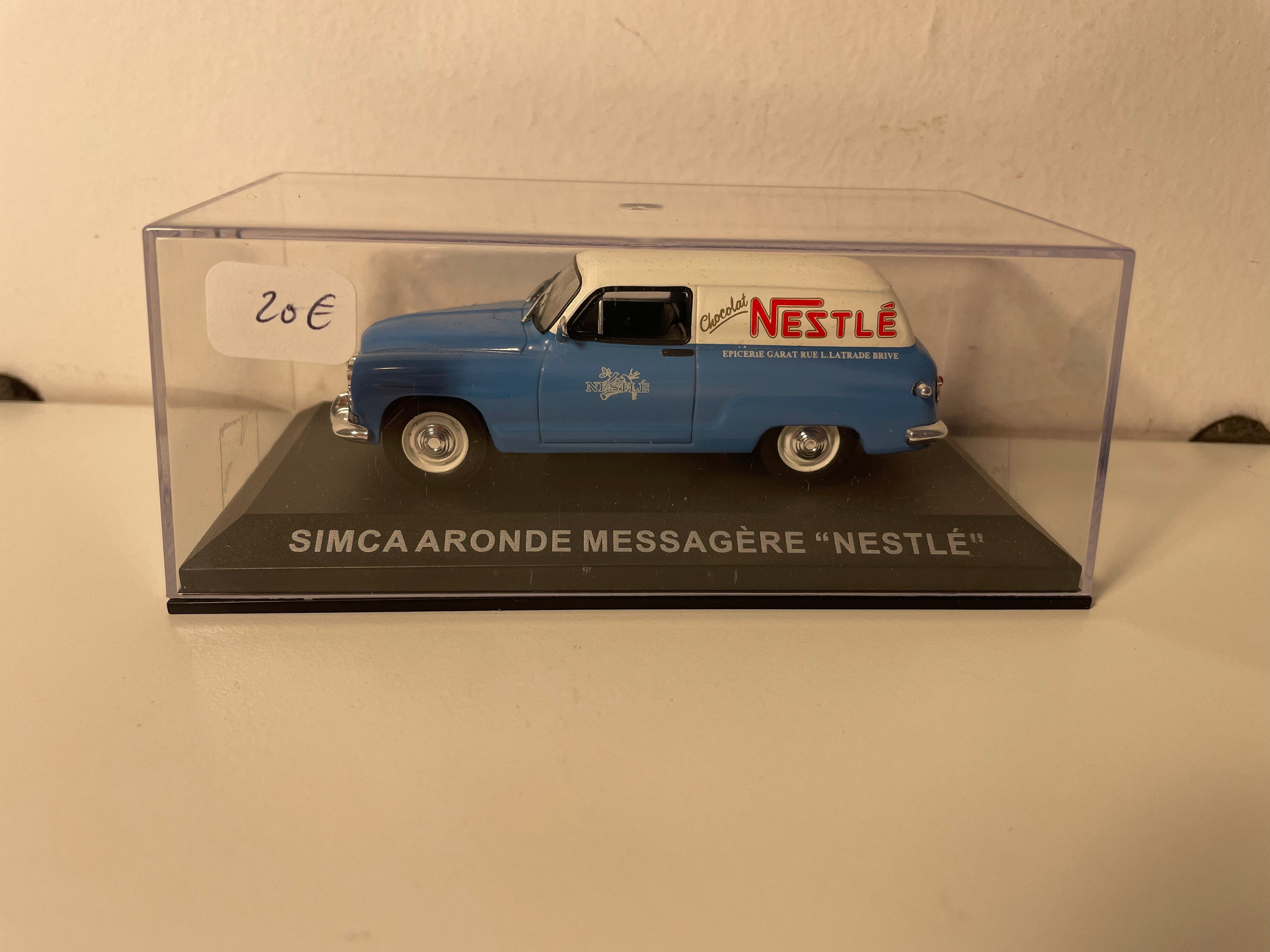 Simca Aronde Messagère bleue et blanc cassé - Publicité NESTLÉ