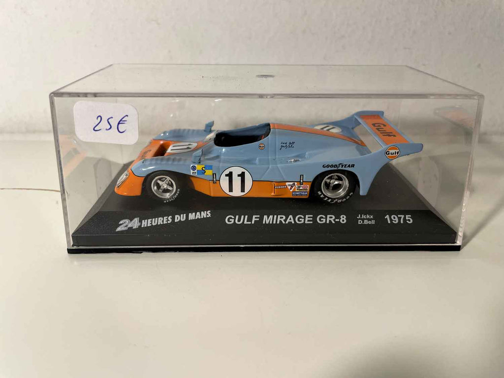 Gulf Mirage GR-8 bleue et orange (couleurs de GULF) numéro 11 - 24 heures du Mans de 1975