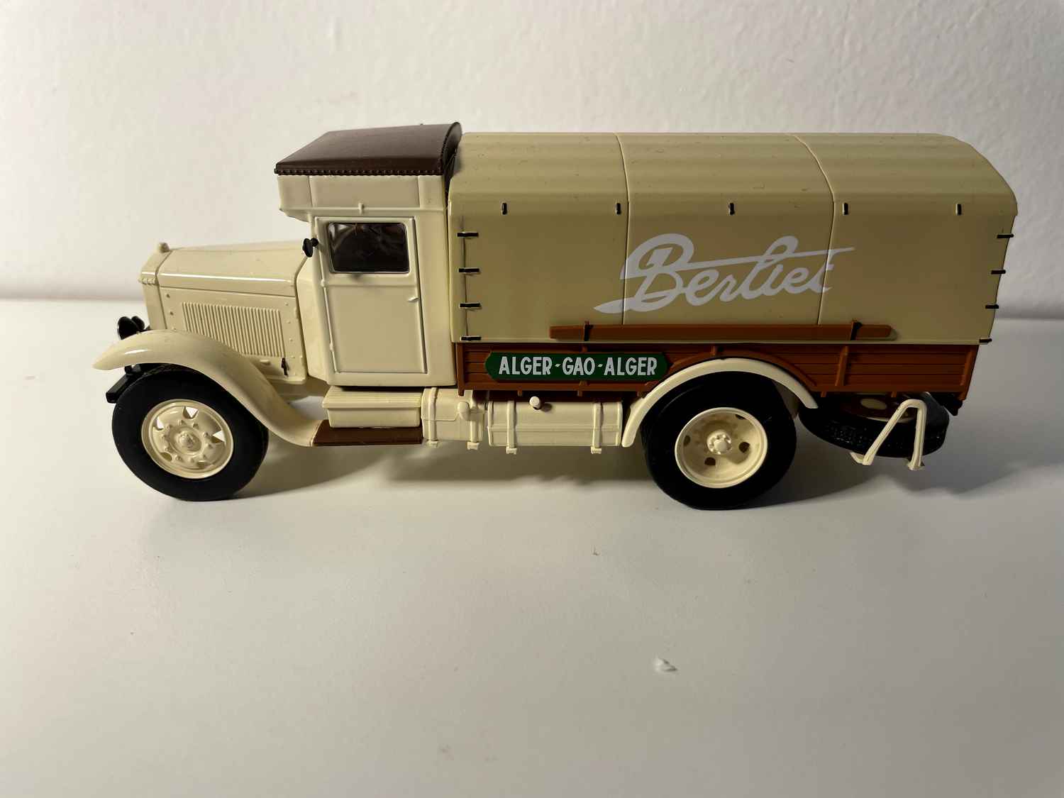 Camion Berliet GVL 28 Diésel beige et bâche marron ALGER-GAO-ALGER
