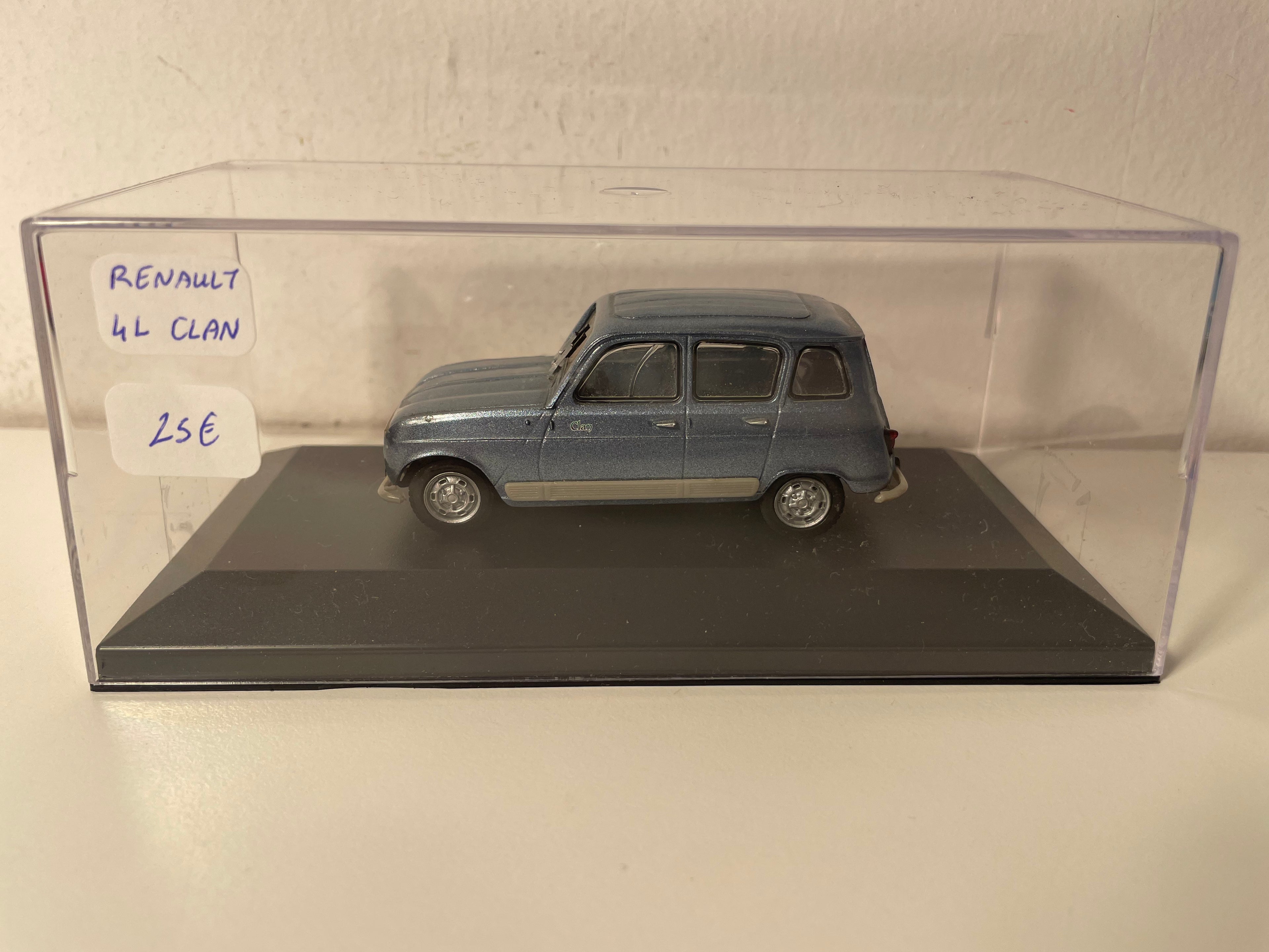 Renault 4L Clan bleue