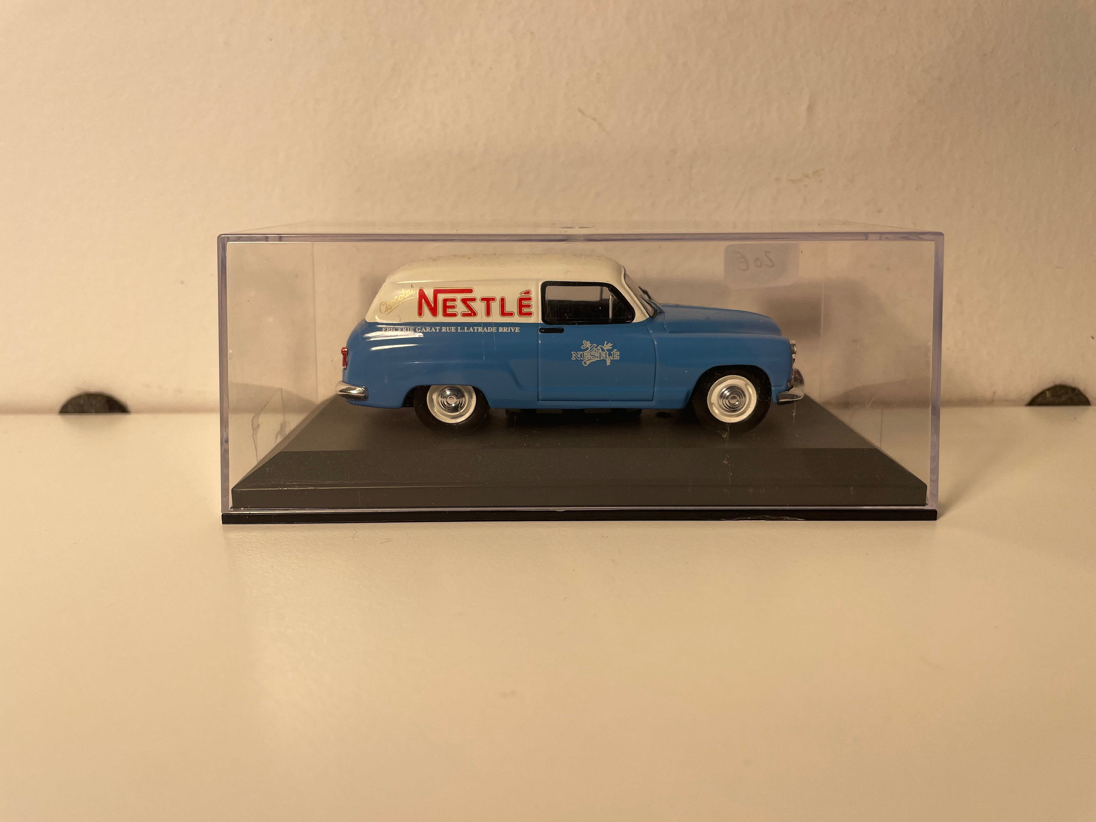 Simca Aronde Messagère bleue et blanc cassé - Publicité NESTLÉ