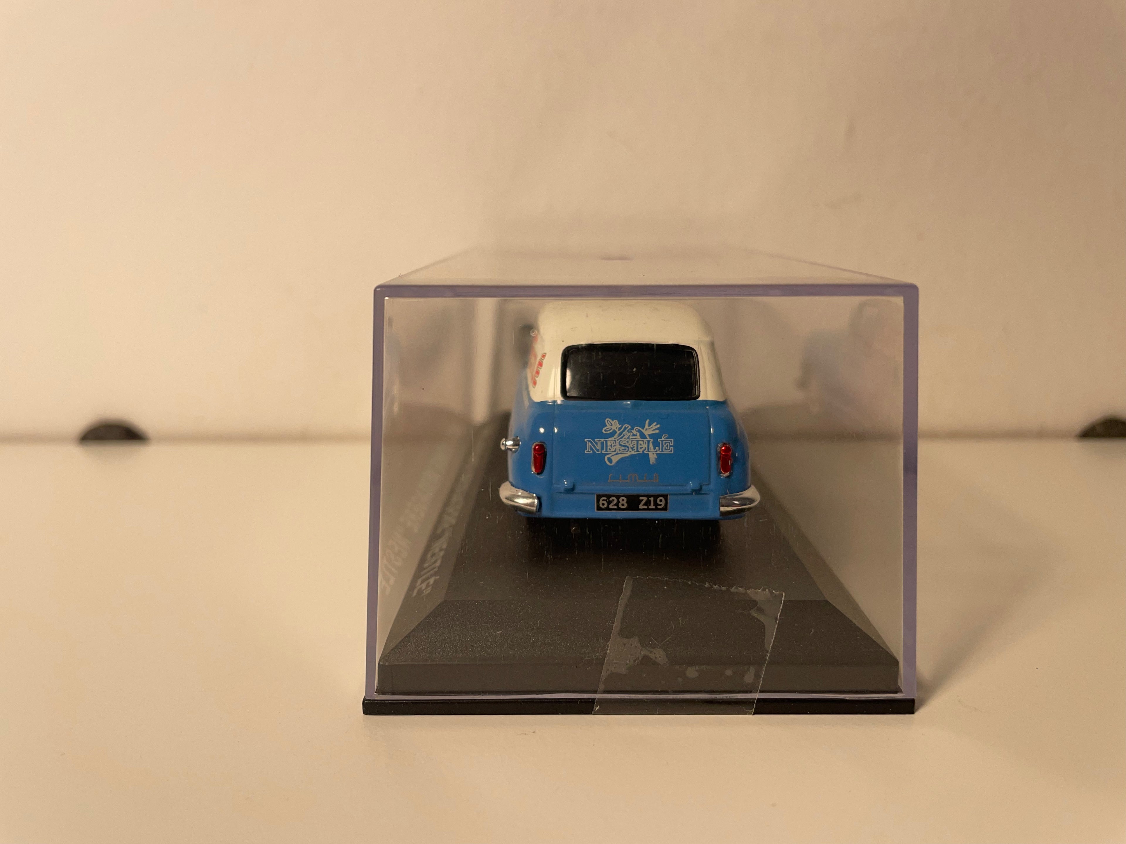 Simca Aronde Messagère bleue et blanc cassé - Publicité NESTLÉ