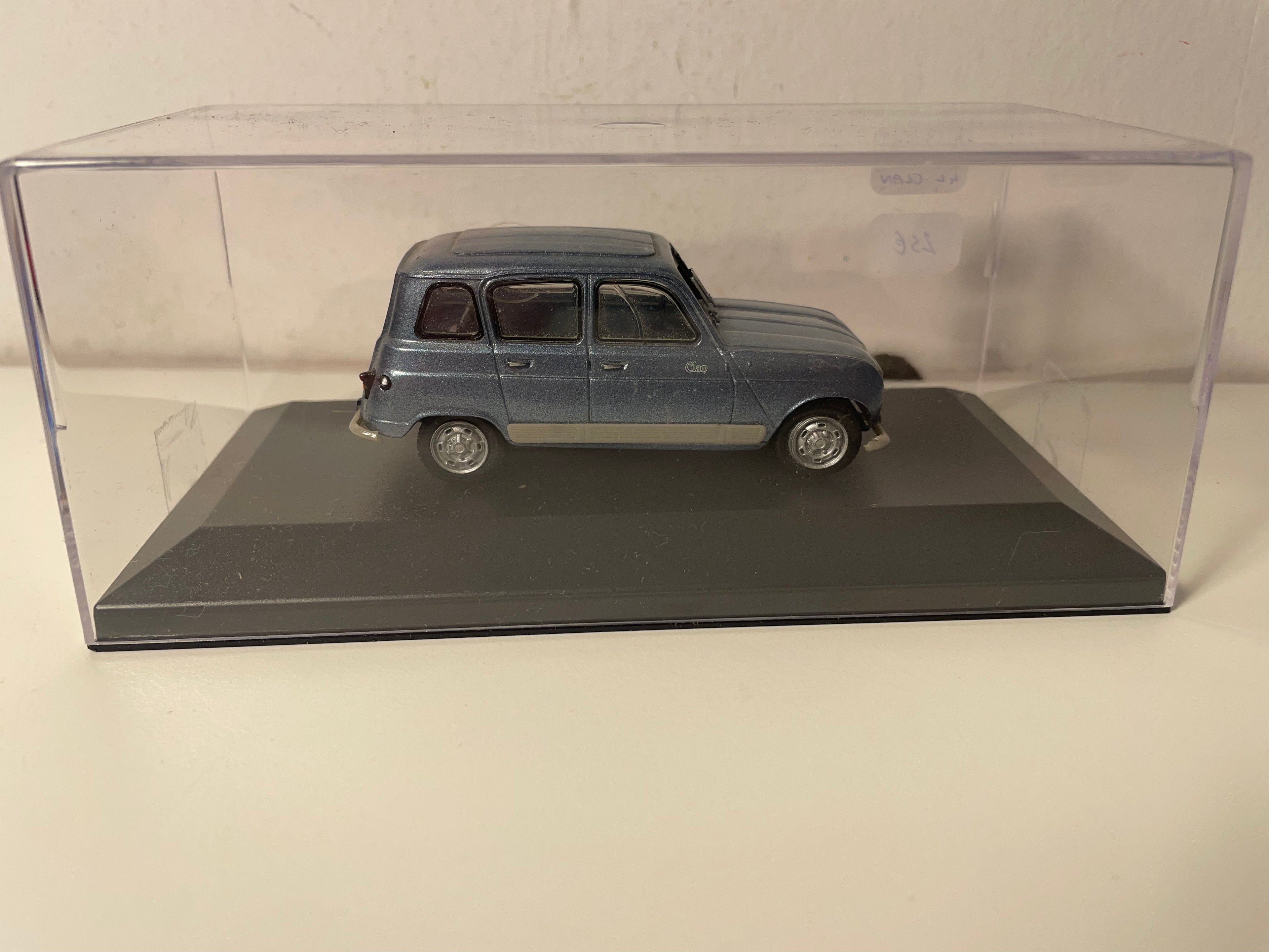 Renault 4L Clan bleue