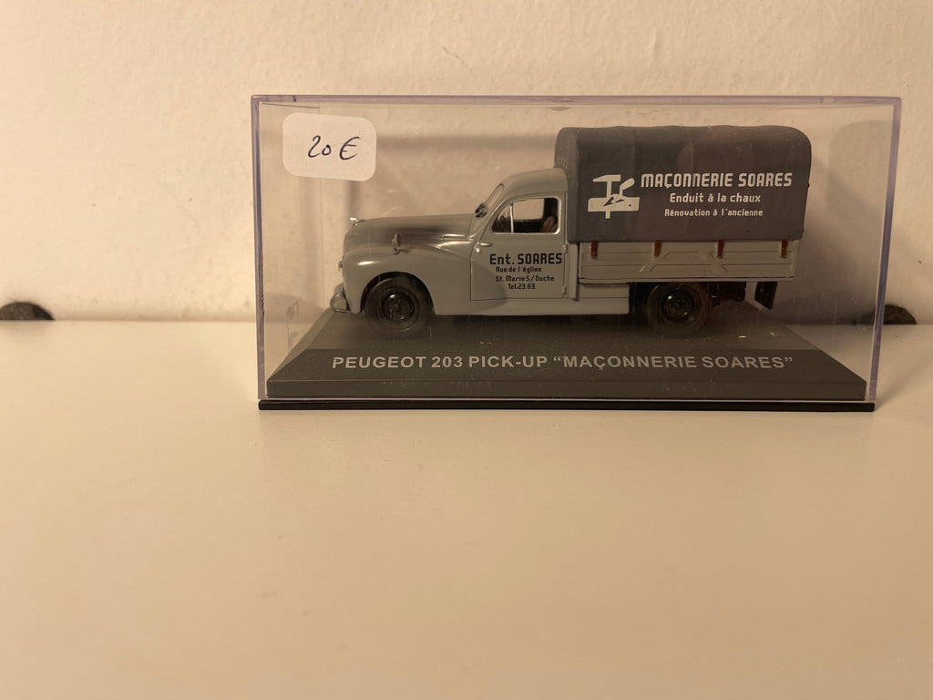Peugeot 203 grau Planen-Pick-up - Werbung für die Maurerfirma Soarès)