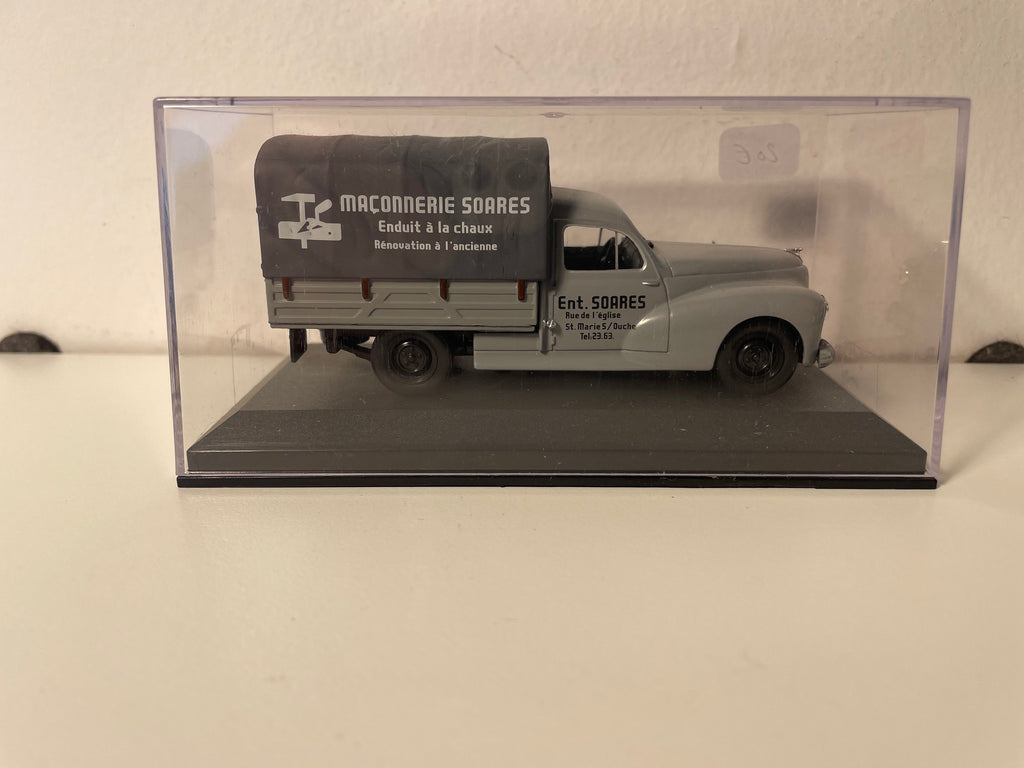 Peugeot 203 grau Planen-Pick-up - Werbung für die Maurerfirma Soarès)
