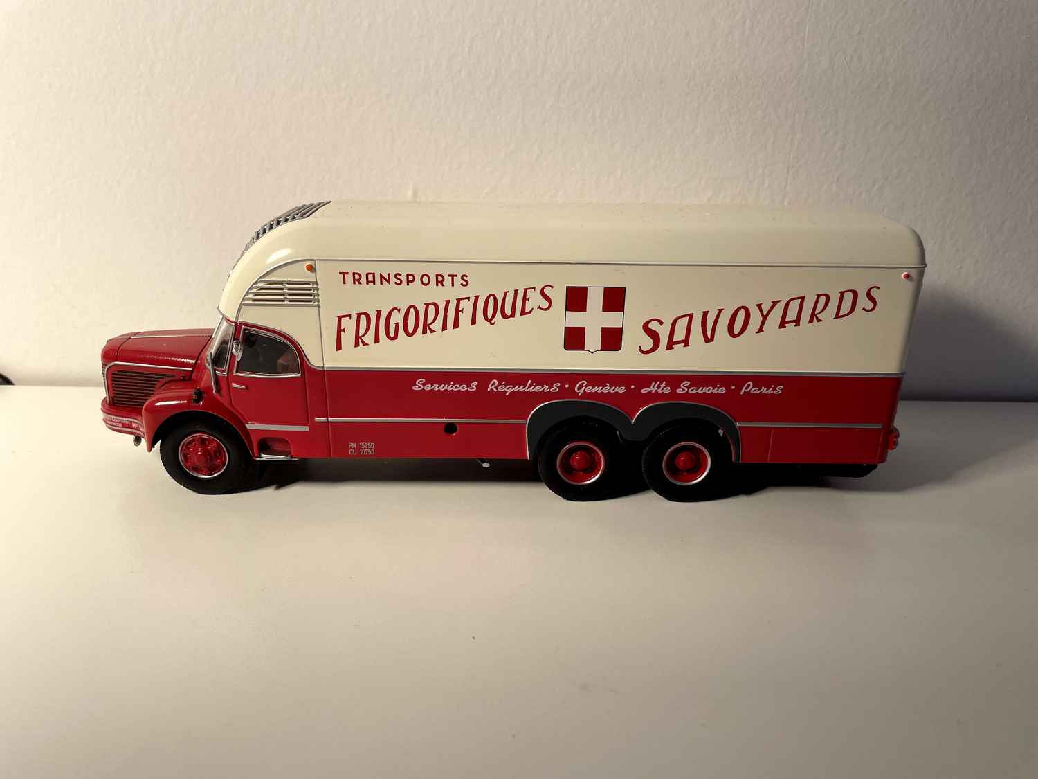 Chłodnia Berliet GBM 10 z kabiną Cottard w beżowo-czerwonym kolorze transportów chłodniczych Savoyards - Edycja Hachette Collections / producent miniatur: IXO