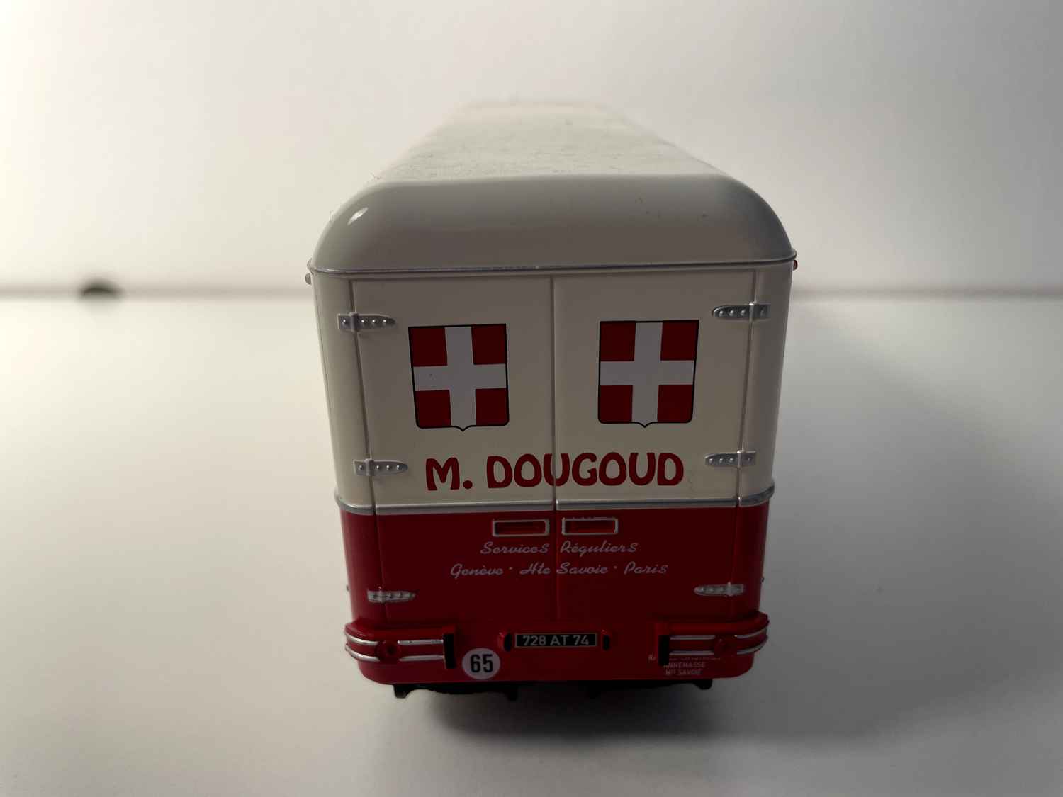 Chłodnia Berliet GBM 10 z kabiną Cottard w beżowo-czerwonym kolorze transportów chłodniczych Savoyards - Edycja Hachette Collections / producent miniatur: IXO