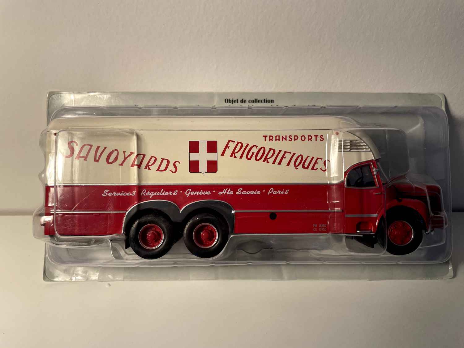 Chłodnia Berliet GBM 10 z kabiną Cottard w beżowo-czerwonym kolorze transportów chłodniczych Savoyards - Edycja Hachette Collections / producent miniatur: IXO