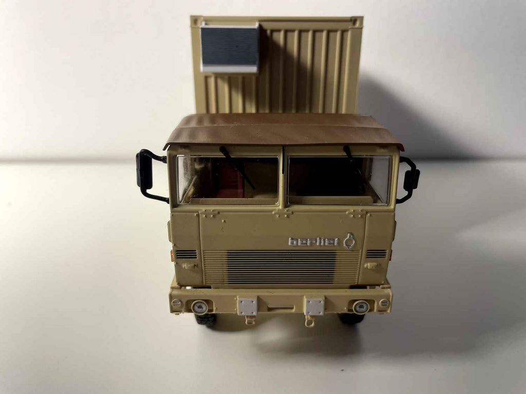 Camion militaire Berliet GBD 6x6 marron