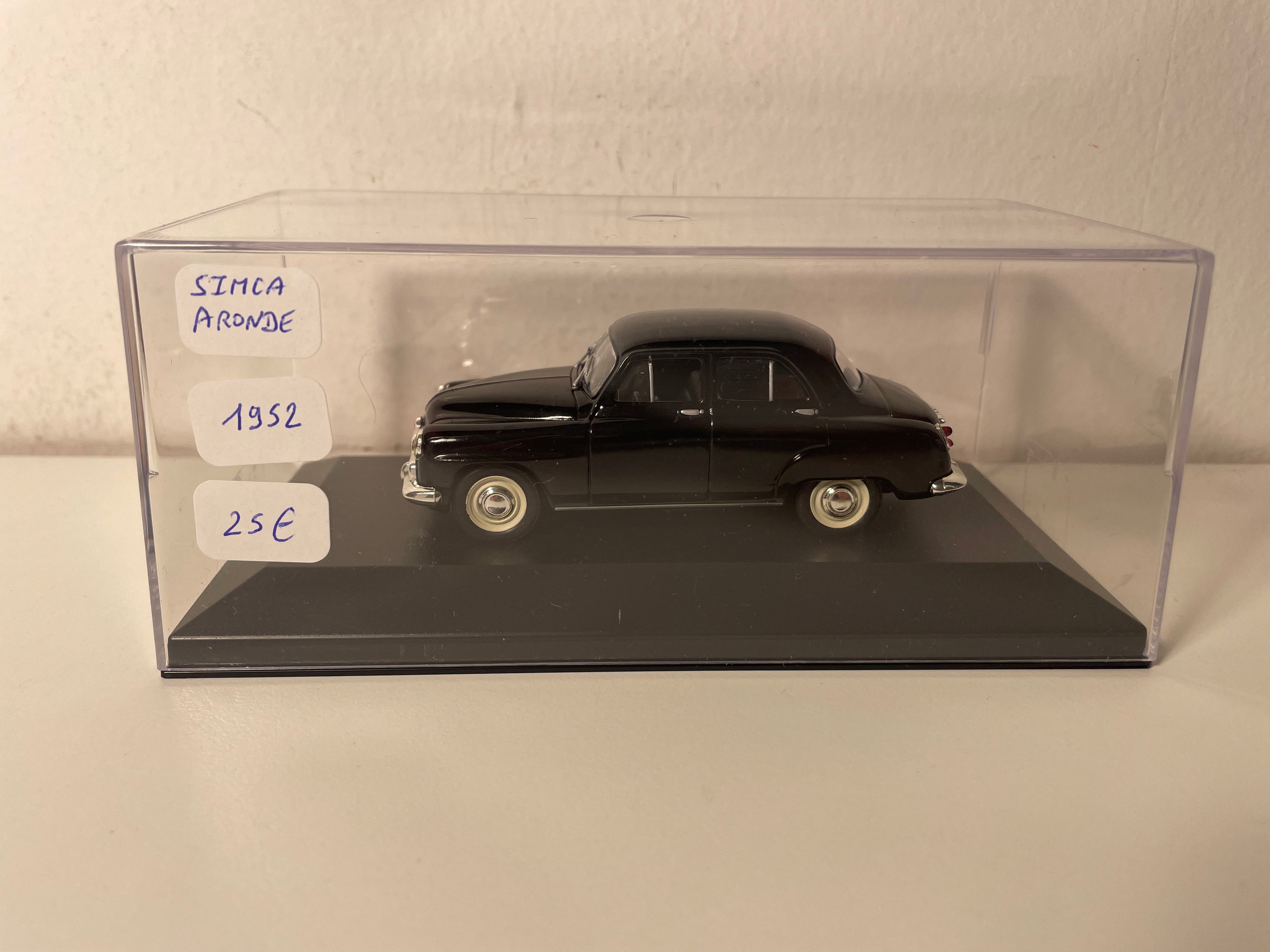 Simca Aronde noire de 1952