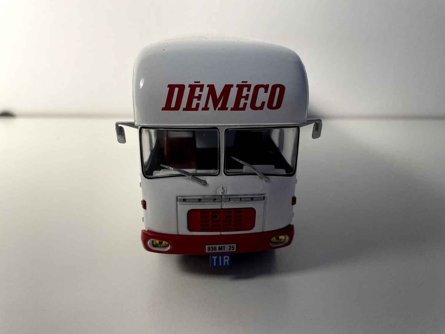 Camion Berliet GBK 75 wäiss a rout Déménagements DEMECO - Sammlung Hachette