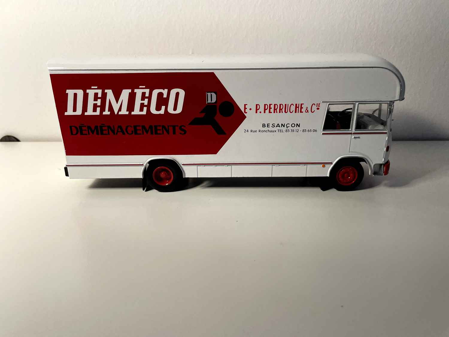 Camion Berliet GBK 75 wäiss a rout Déménagements DEMECO - Sammlung Hachette