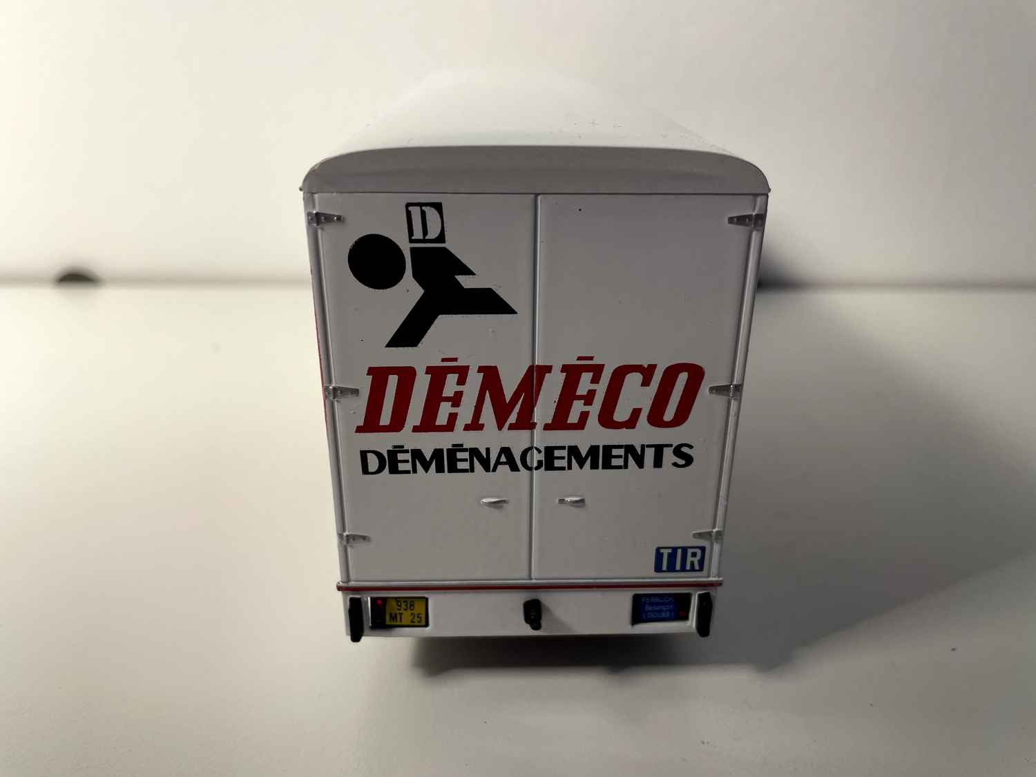 Camion Berliet GBK 75 wäiss a rout Déménagements DEMECO - Sammlung Hachette