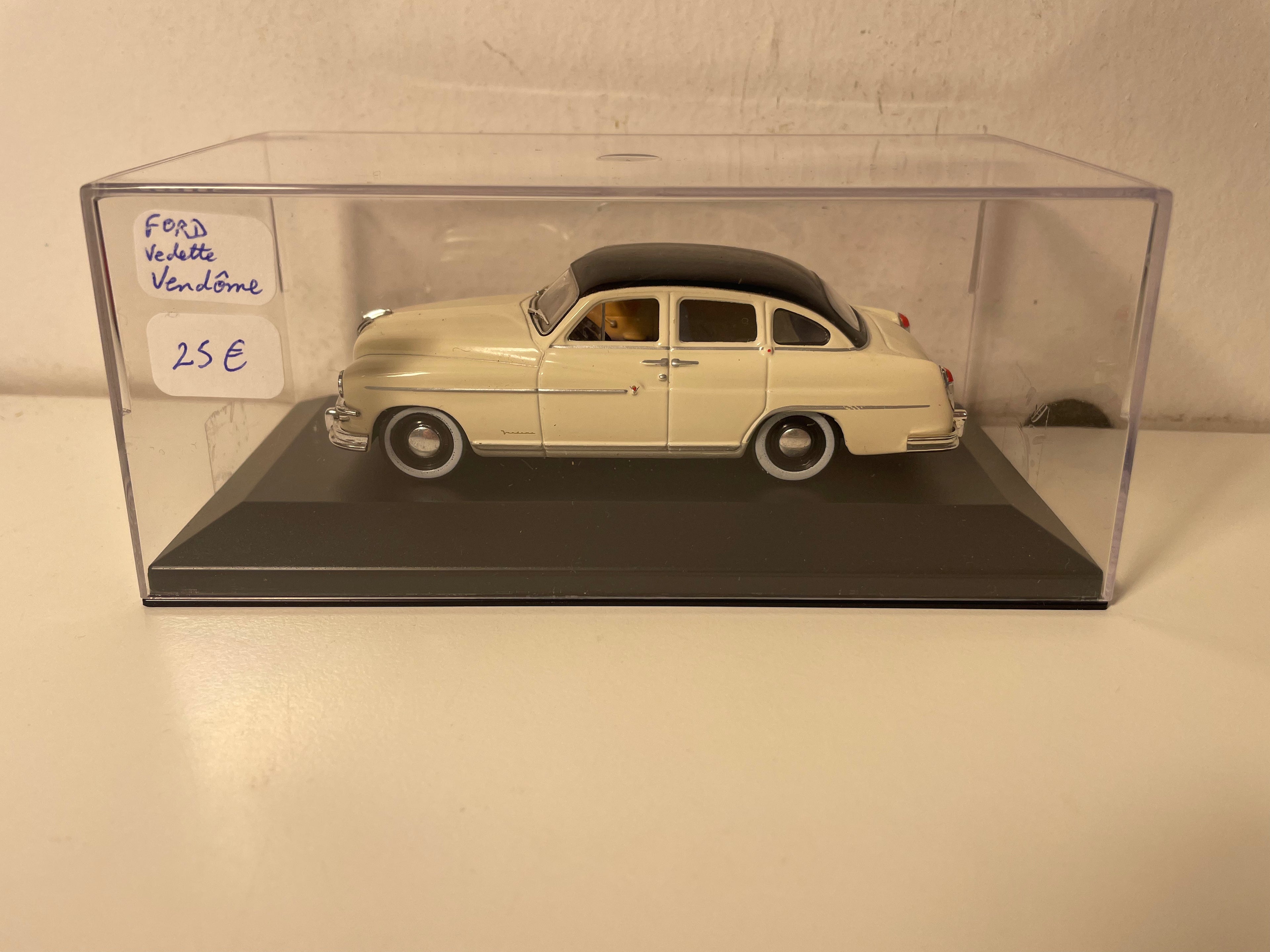 Ford Vedette Vendôme blanche (blanc cassé) et toit noir