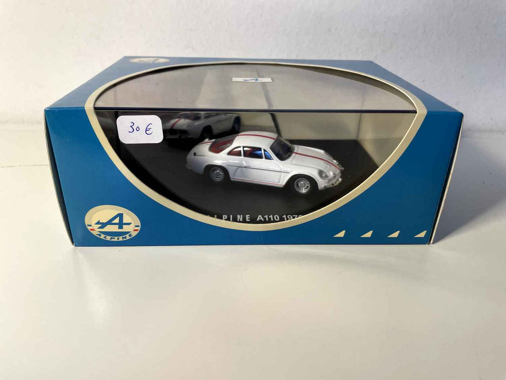 Renault Alpine A110 blanche avec bandes rouges de 1976 (coffret boite rectangle) - Ixo