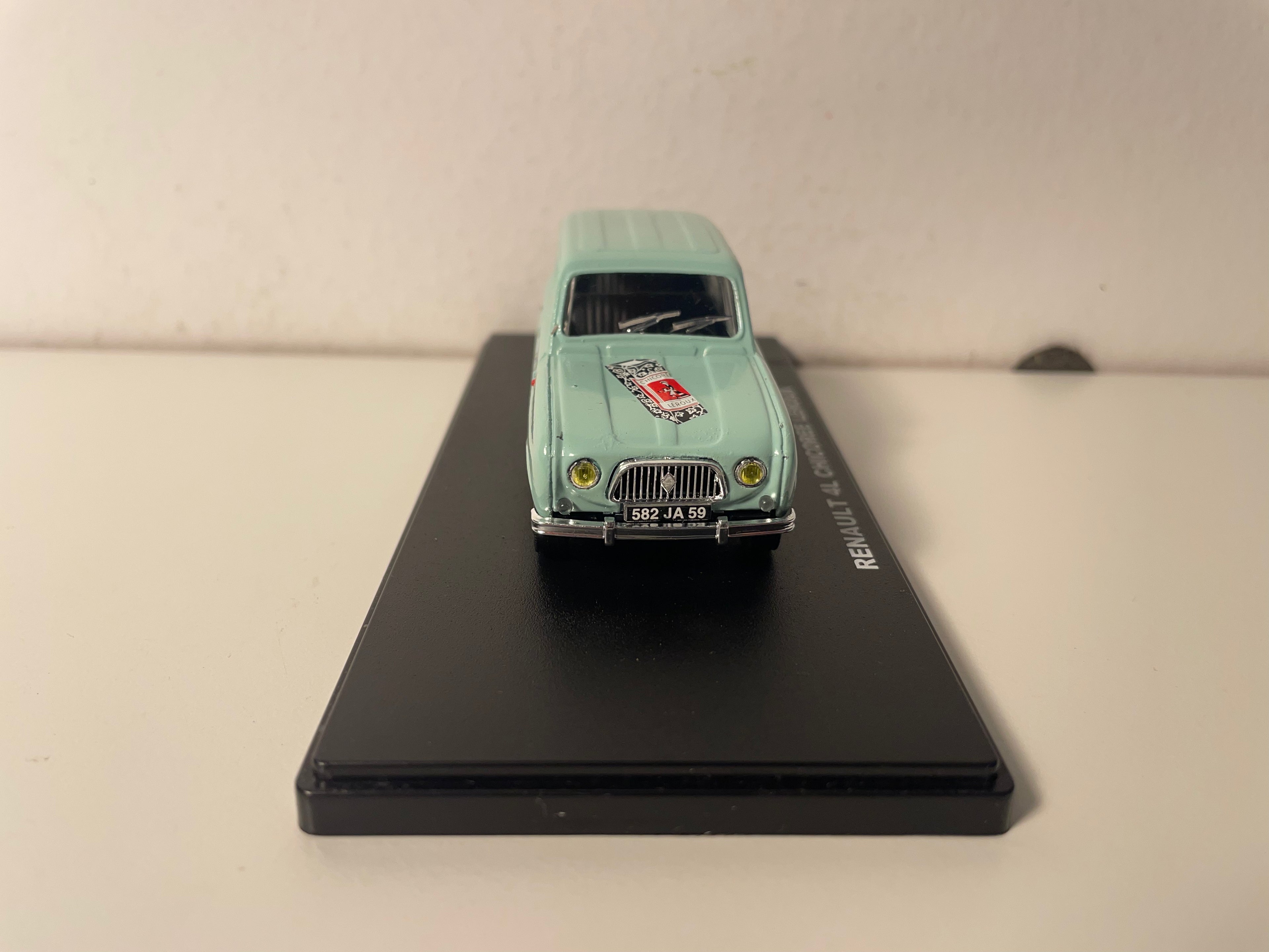 Renault 4L bleu pâle? - publicité pour la chicorée LEROUX