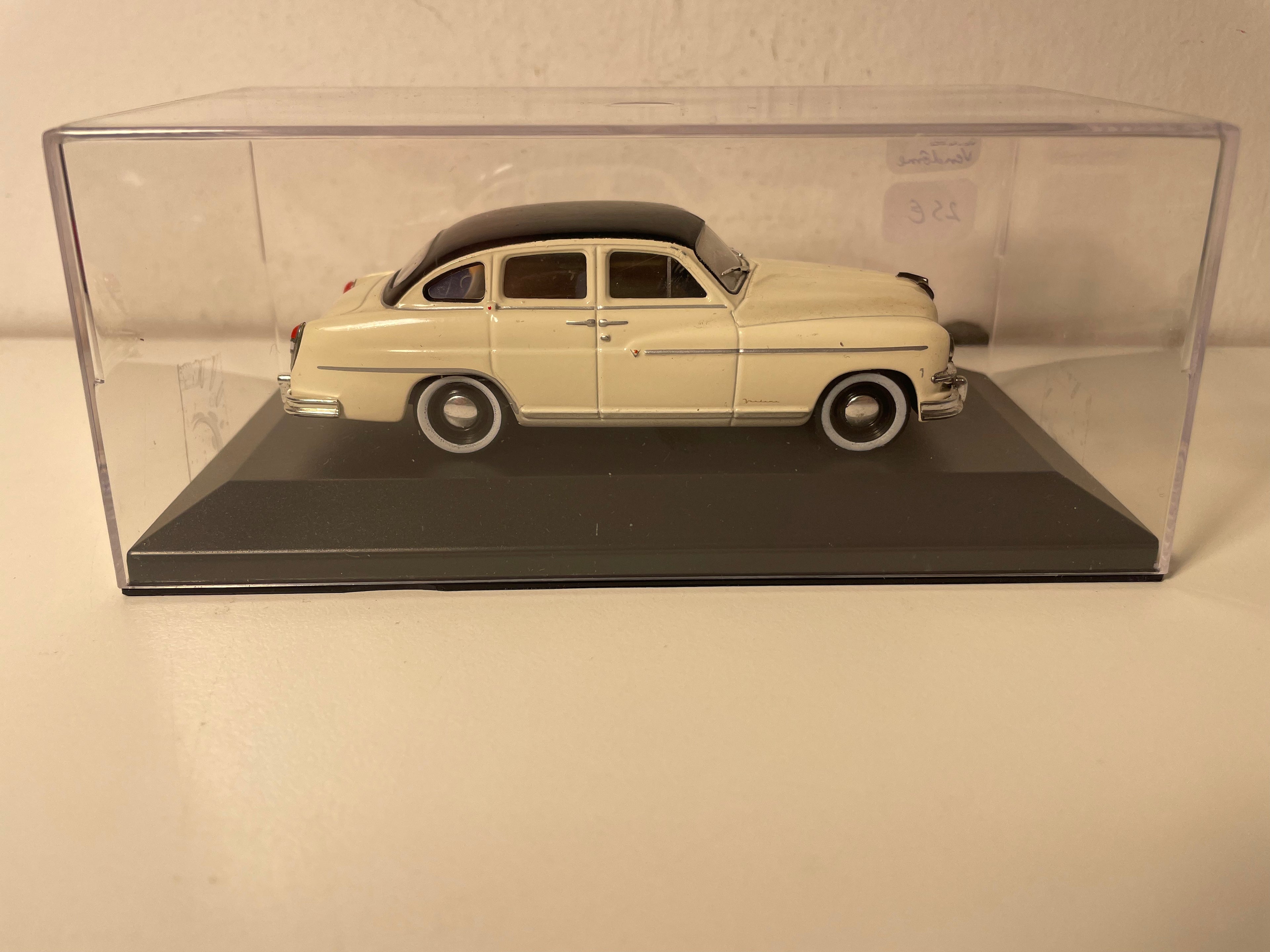 Ford Vedette Vendôme blanche (blanc cassé) et toit noir