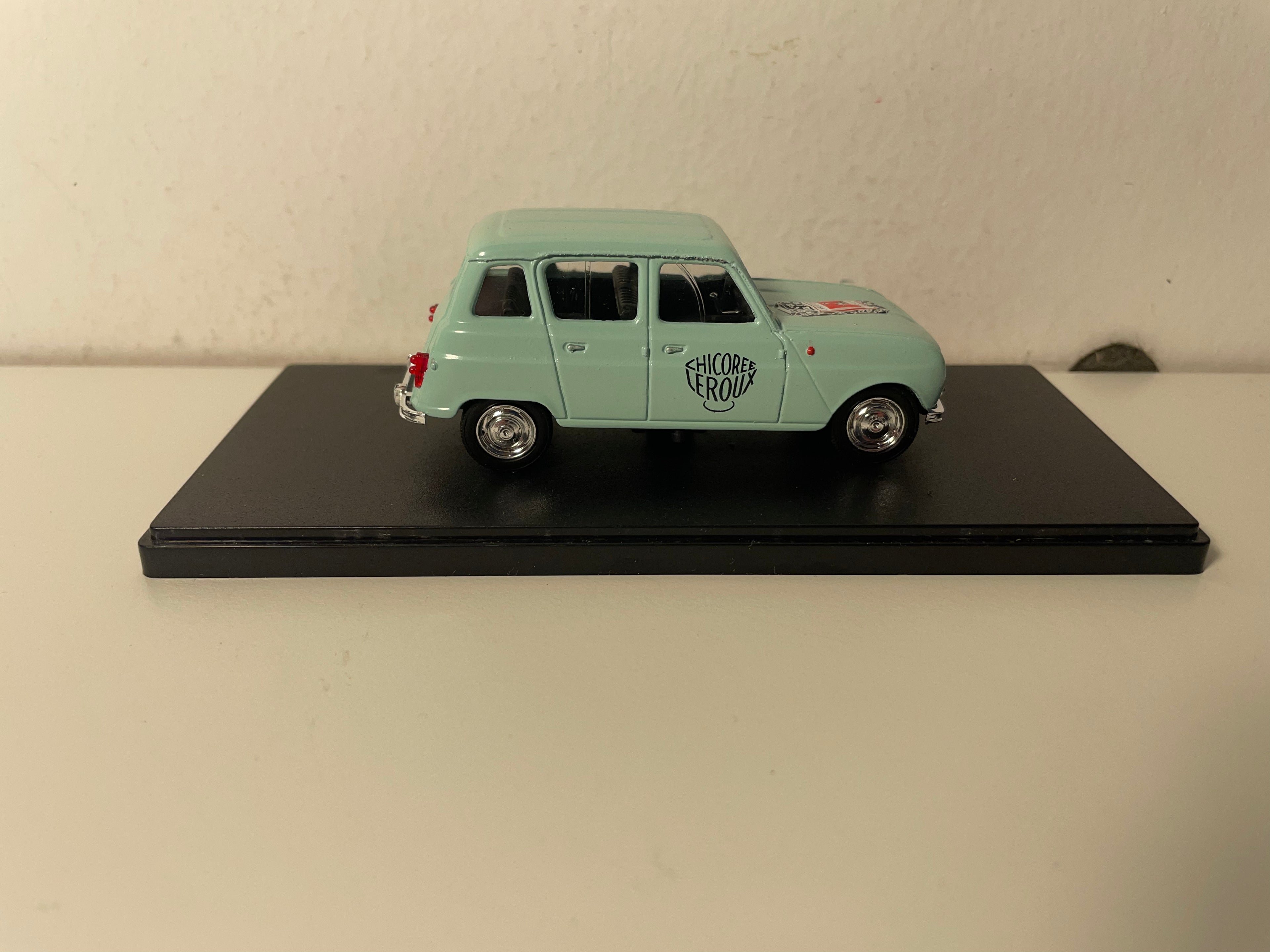 Renault 4L bleu pâle? - publicité pour la chicorée LEROUX
